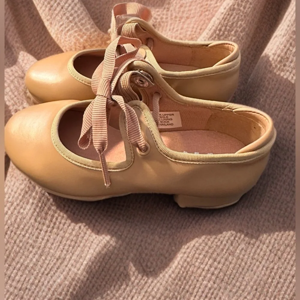 NEW Girl's Annie Tyette Dance Shoe Size Little Girl 8.5 Beige